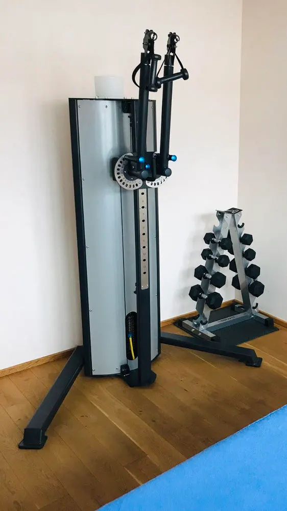 Multifunktionsgerät für die Medizinische Trainingstherapie neben Kurzhanteln