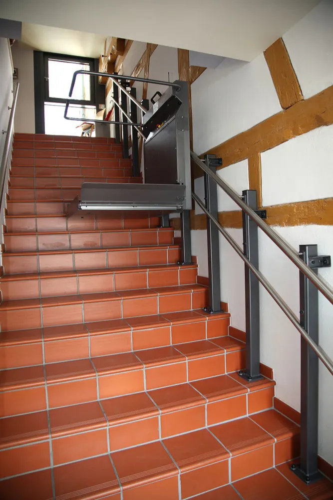 Treppe mit Treppenlift und Fachwerkwand